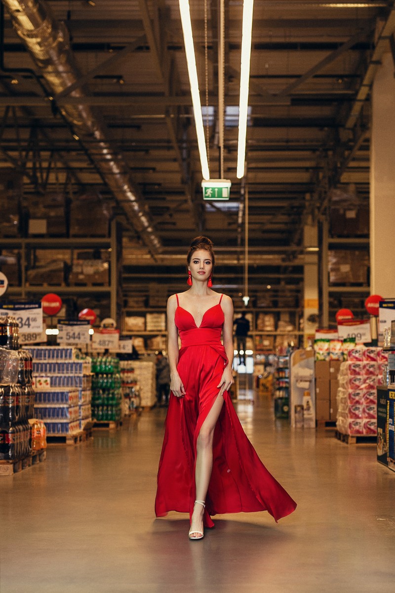 Владимирский фотограф Светлана Федорова устроила гламурную фотосессию в стиле модных журналов в гипермаркете