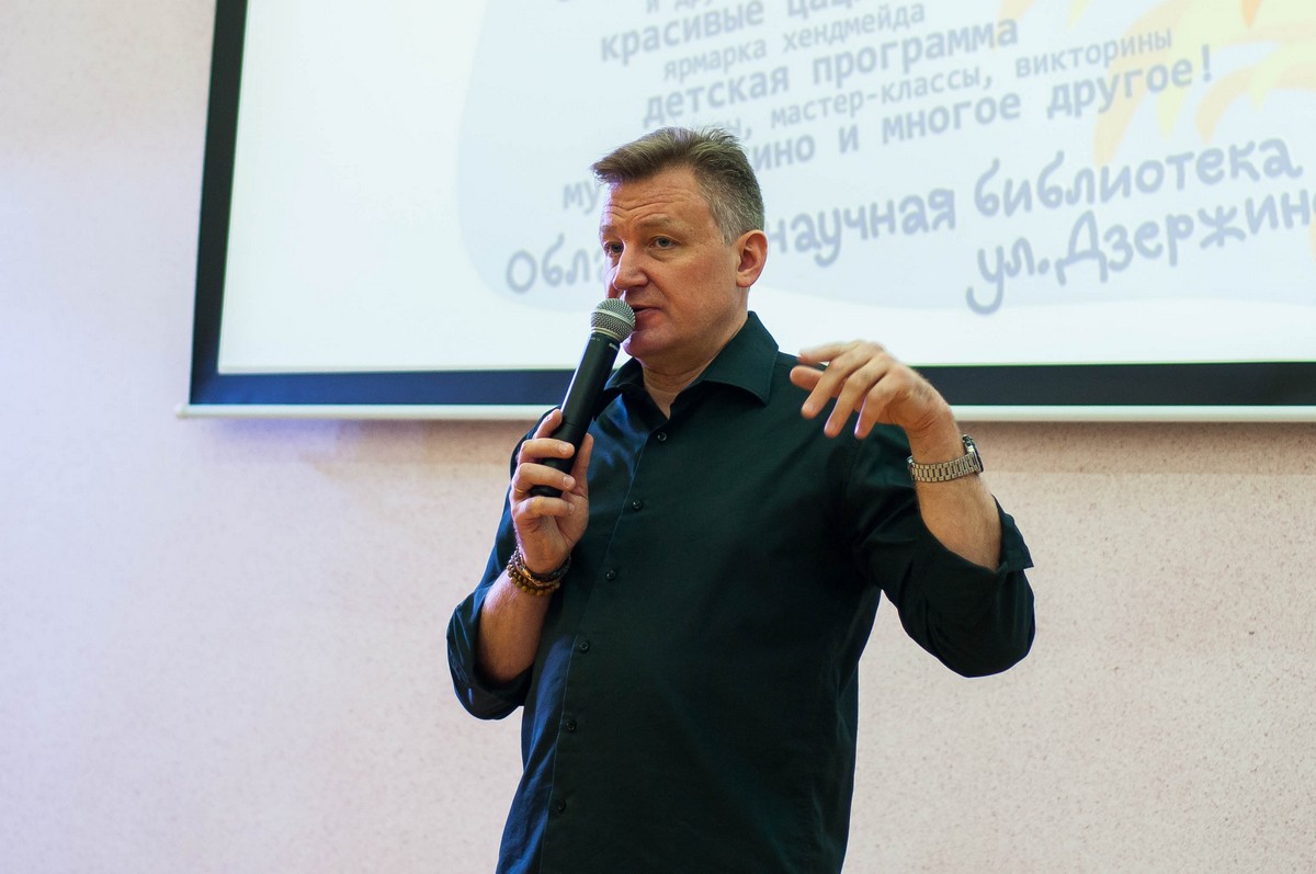 Писатель Вадим Панов пообщался с поклонниками на владимирском новогоднем “Бу!фесте”