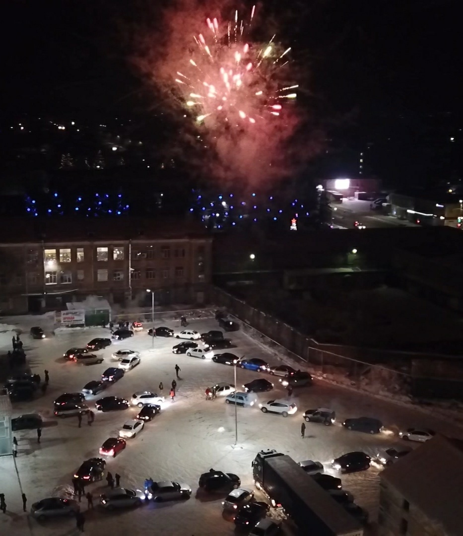 Во Владимирской области прошел флешмоб, в котором автомобилисты построили из своих машин новогоднюю елку