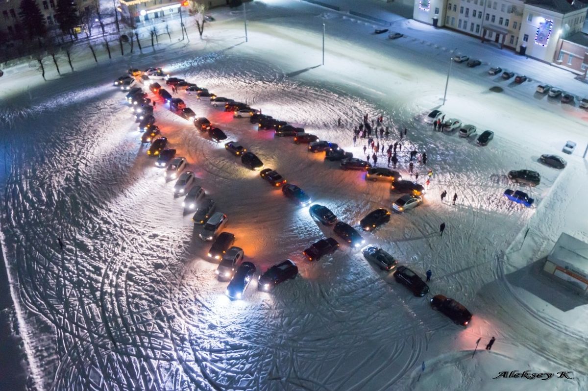 Во Владимирской области прошел флешмоб, в котором автомобилисты построили из своих машин новогоднюю елку