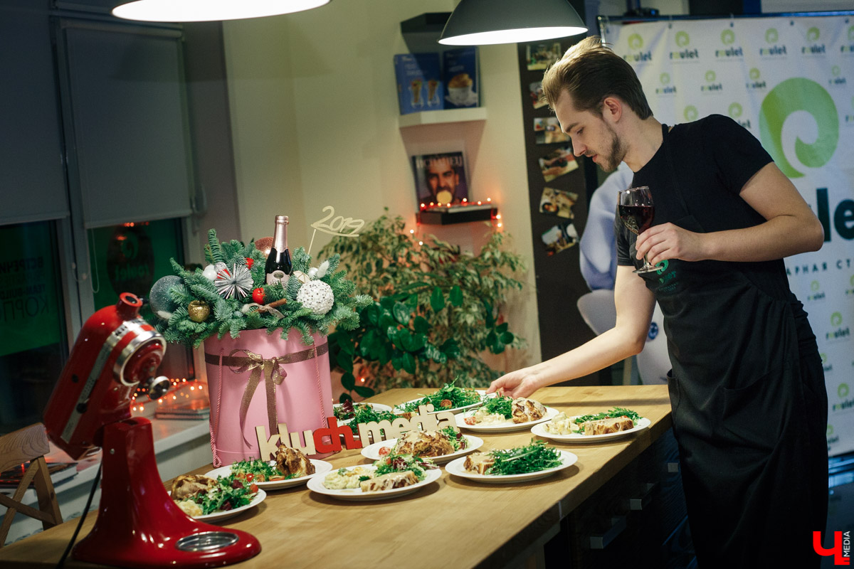 Шеф Дмитрий Орловский собрал в своей студии участников “Кулинарного ответа”-2018. Вместе они приготовили десерт “Павлова” и стейк “Веллингтон”