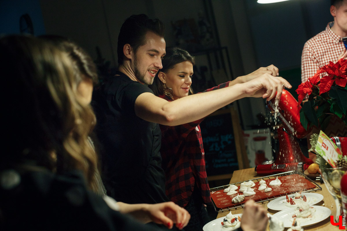 Шеф Дмитрий Орловский собрал в своей студии участников “Кулинарного ответа”-2018. Вместе они приготовили десерт “Павлова” и стейк “Веллингтон”