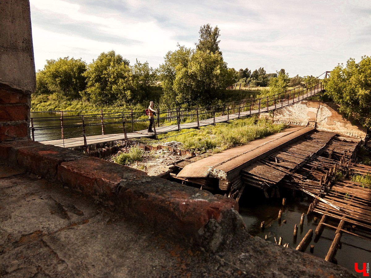 Экскурсия по заброшенной ГЭС и подвесному мосту в поселке Петровский