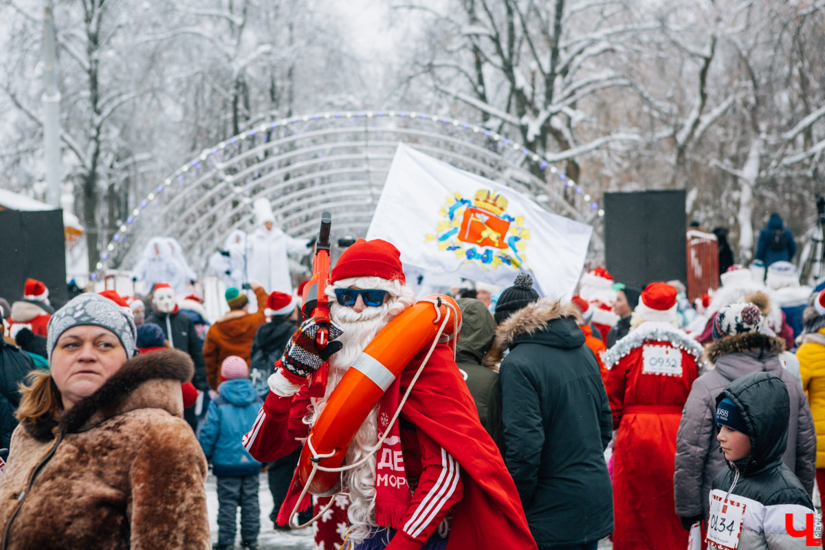 13 января во Владимире прошел VIII забег Дедов Морозов в центре города. В нем приняли участие больше 3 тысяч человек