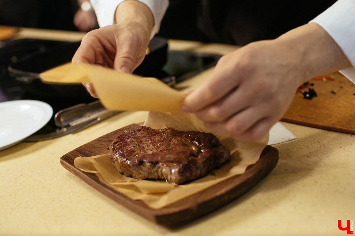 Мастер-шеф студии Roulet доказал в кулинарном поединке, что сладкая говядина вкуснее перченой свинины