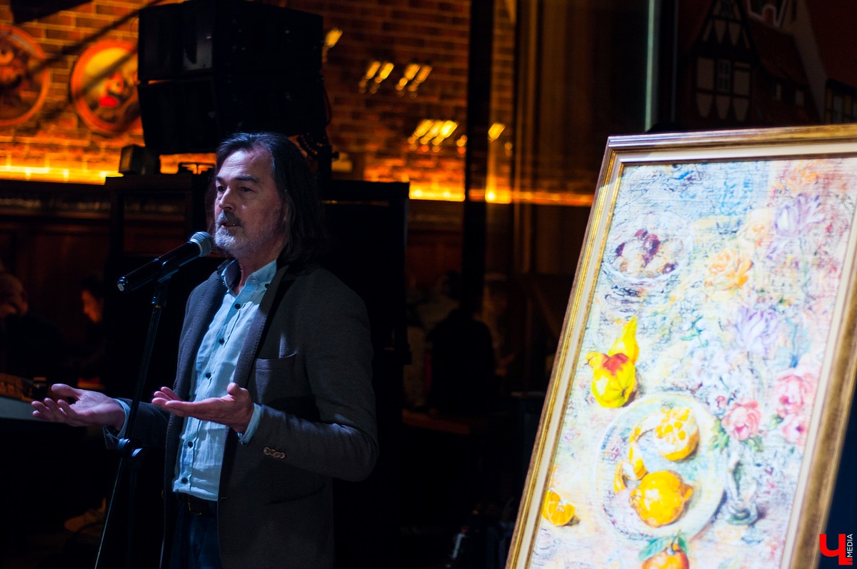 Художник Никас Сафронов привез свою картину на аукцион, который прошёл в рамках благотворительного фестиваля «Вместе»