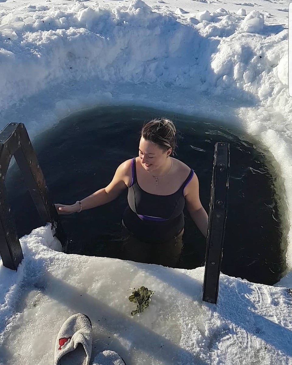 Любители экстремального празднования Крещения поделились в соцсетях своими фото у прорубей и пояснили, зачем окунались в ледяную воду