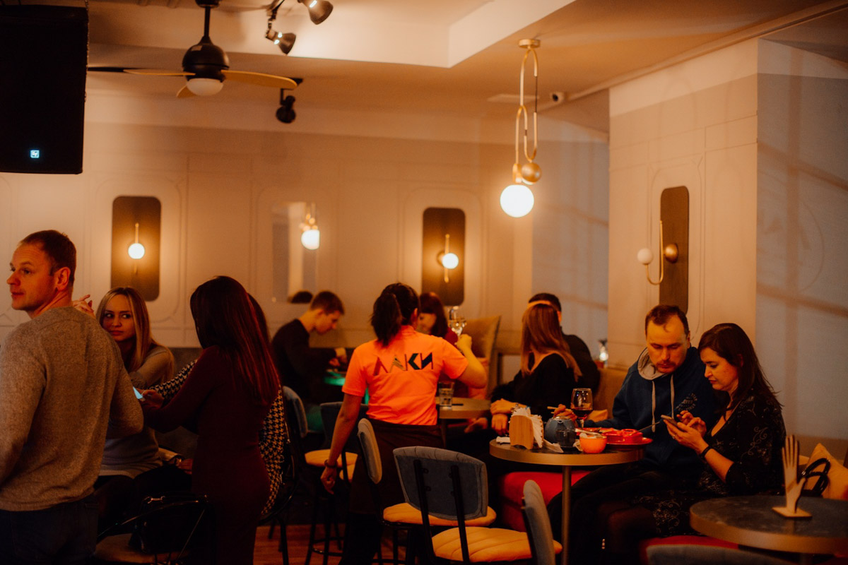 На улице Большая Московская, 22 открылся музыкальный ресторан “Лаки Лаки”, где в выходные работают два зала и три бара, а еще проходят музыкальные концерты и диджей-сеты