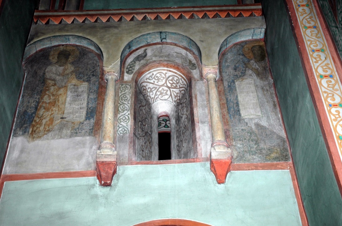 В древности фасады белокаменных храмов Владимирщины были расписными. По крайней мере, по одной из версий