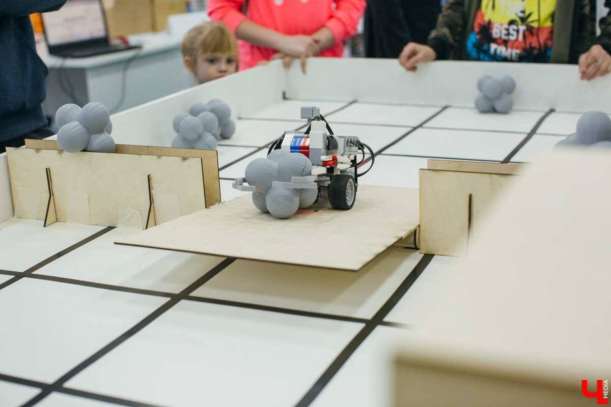 В “Кванториуме-33” проходит чемпионат робототехники “ЮниорПрофи”, в котором участвуют ребята со всей области