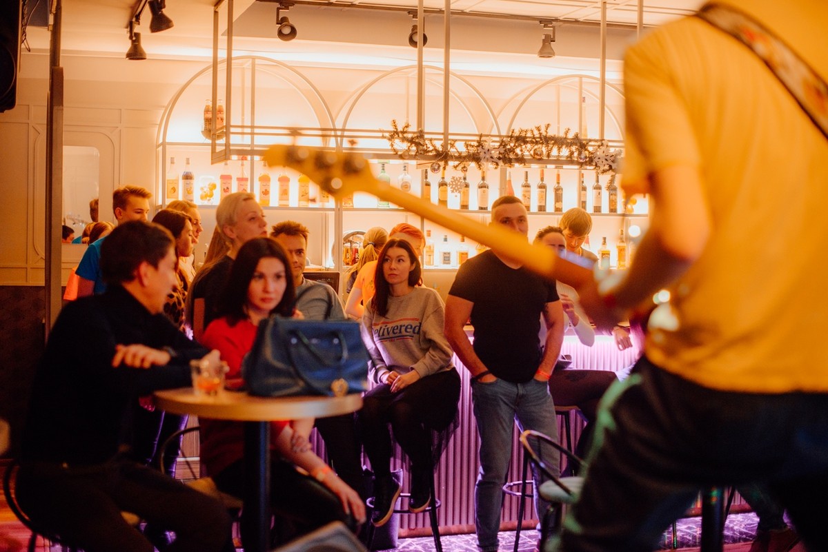 На улице Большая Московская, 22 открылся музыкальный ресторан “Лаки Лаки”, где в выходные работают два зала и три бара, а еще проходят музыкальные концерты и диджей-сеты