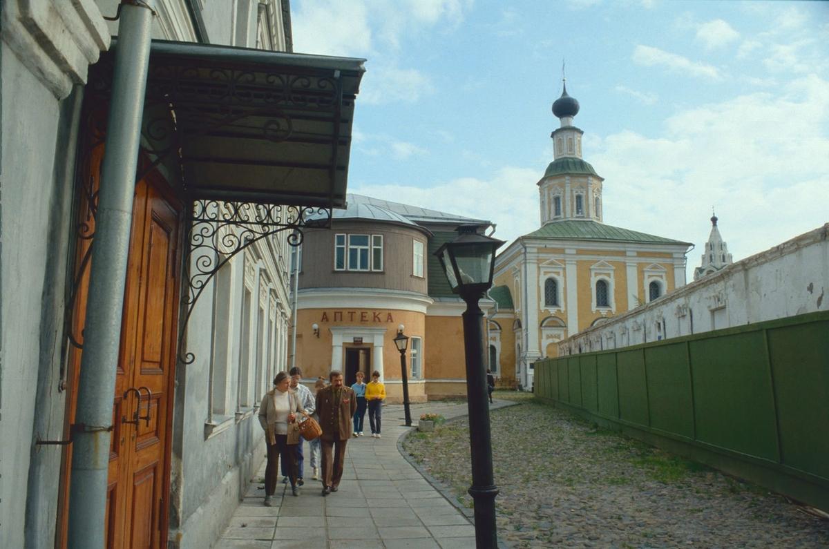 Вид с церковью Георгия Победоносца во Владимире. 1990 год