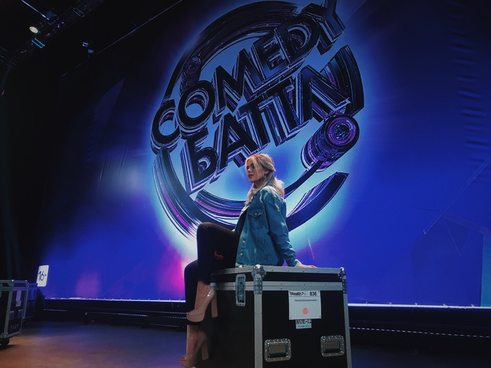 Софья Лобанова приняла участие в Comedy Баттл на ТНТ, в ходе выступления девушка сняла бюстгальтер прямо на сцене