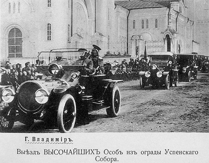 Фото автомобильного кортежа императора Николая II, прибывшего к Успенскому собору во Владимире 16 мая 1913 г.