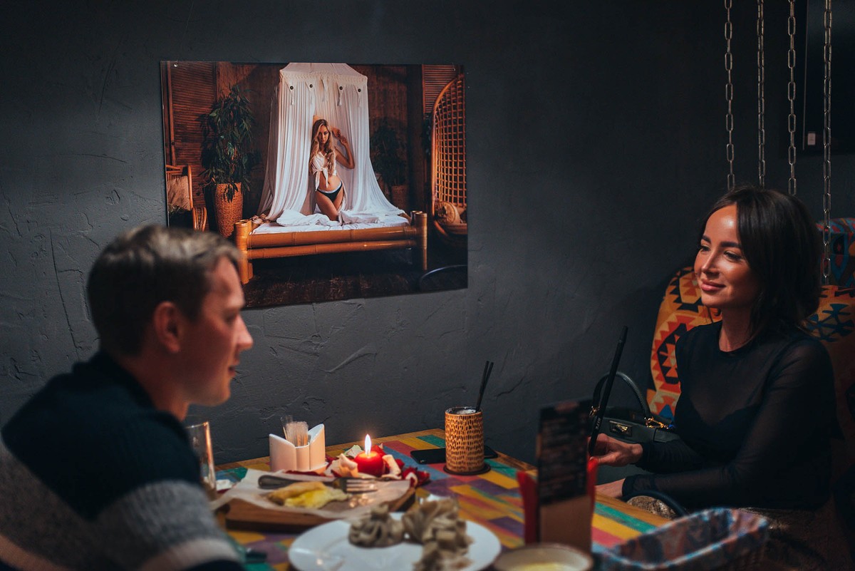 Зал “Чайханы” украсили постеры с ню-моделями, снятыми фотографом Вячеславом Холодиловым