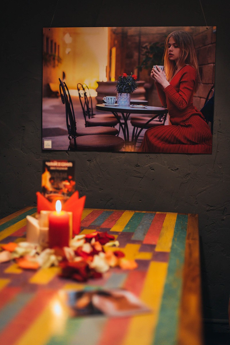 Зал “Чайханы” украсили постеры с ню-моделями, снятыми фотографом Вячеславом Холодиловым