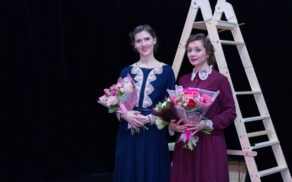 Две владимирские актрисы сами поставили поэтический спектакль-диптих. Для своего дебюта они выбрали поэмы и письма Цветаевой