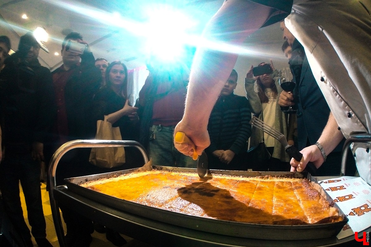 Самая большая сырная печенька в мире. Ее испекли на фестивале «Мимолета» в Нижнем Новгороде