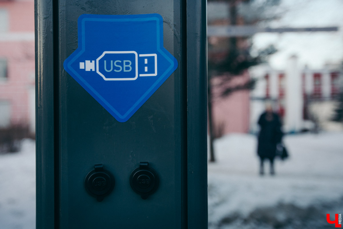 Во Владимире установили USB-порты на остановке. Теперь люди могут подзарядить телефон, пока ждут автобус