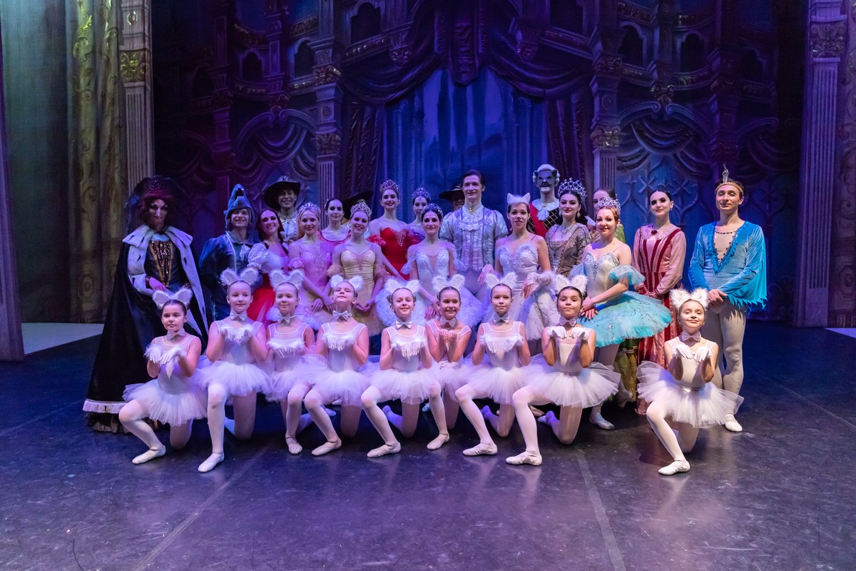 Московские артисты классического балета Хасана Усманова исполнили танец Кота и Кошки на одной сцене с владимирскими начинающими дарованиями