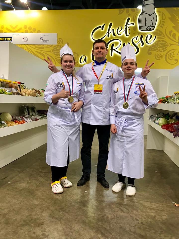 Студенты из Владимира отлично показали себя на престижных кулинарных соревнованиях Chef a la Russe для юниоров в номинации «Черный ящик». Чемпионат проходил в Москве, команда наших заняла первое место