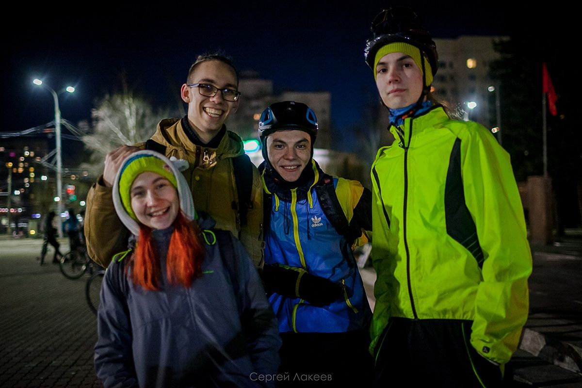 Владимирские велосипедисты устроили акцию в поддержку “Часа Земли” и провели массовый велопробег. На двух колесах они объехали практически весь город