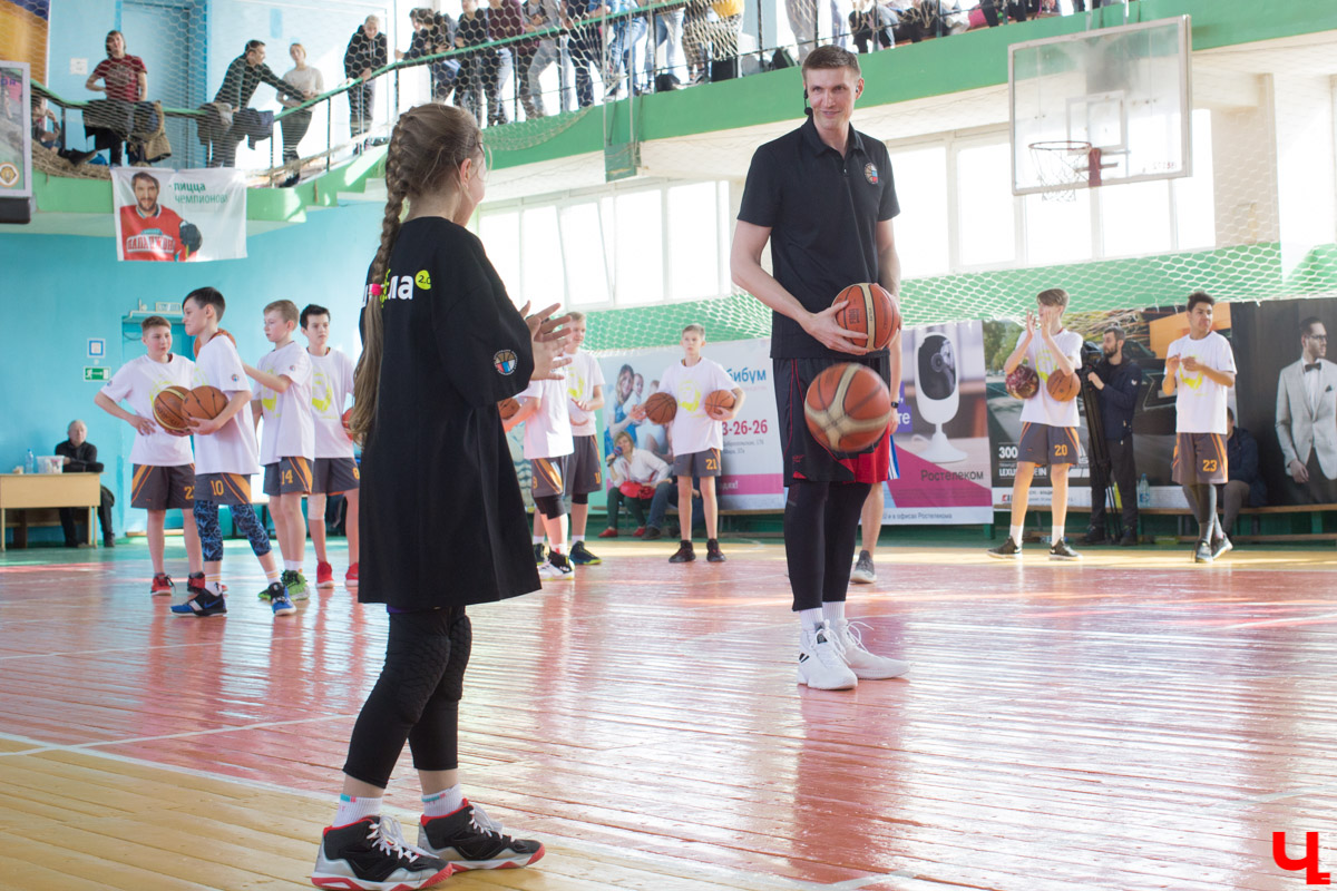 4 апреля олимпийский призер по баскетболу Андрей Кириленко провел мастер-класс для владимирских баскетболистов