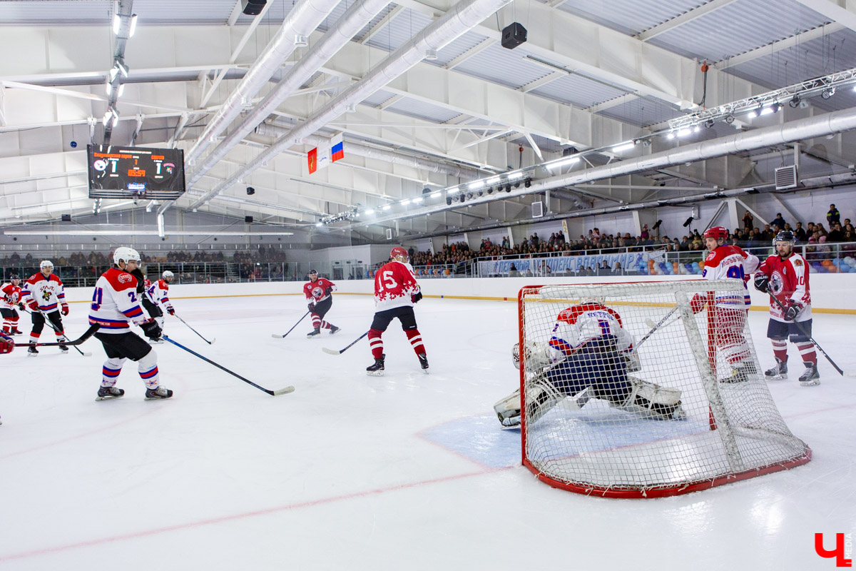 Любительские сборные по хоккею “Владимирские парни” и “Спарта” провели третий, решающий матч. Так кому же достался кубок