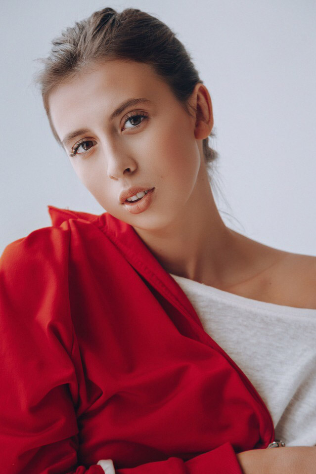 Полина Соколова - 21-летняя девушка, которая переехала из Владимира в Москву и построила карьеру профессиональной модели. Она дала честное интервью о реалиях работе в сфере fashion
