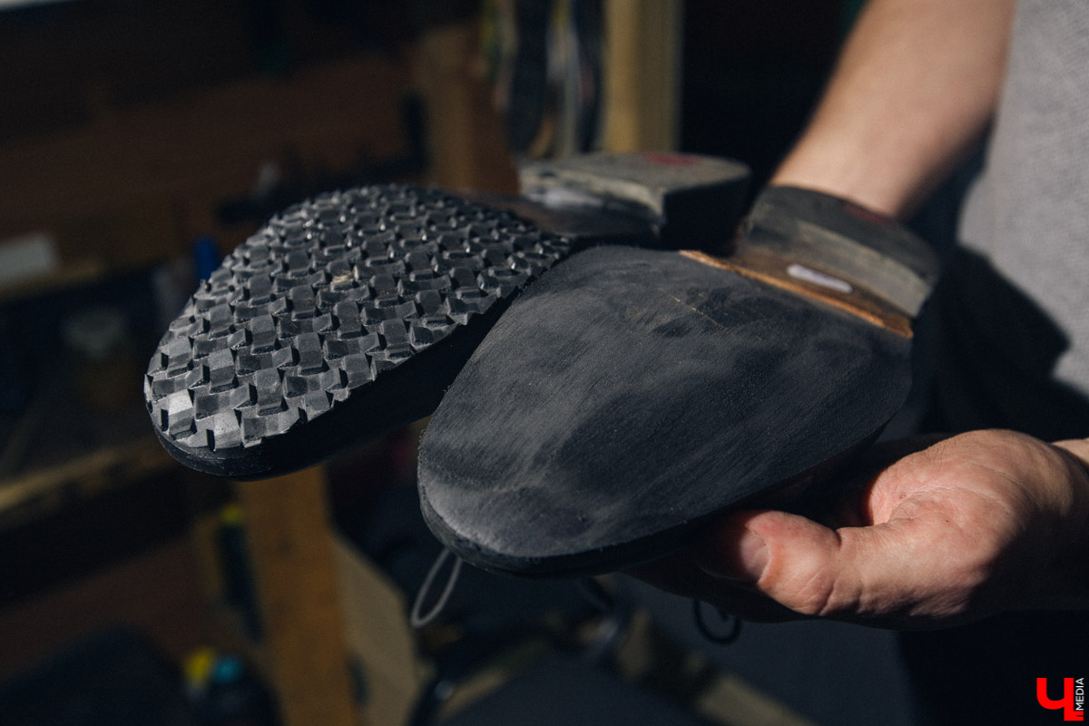 Андрей Петухов - мастер по пошиву и ремонту обуви, который в свои 31 год уже успел поработать на Рублевке. Будучи технологом, он изготавливал обувь для звезд, а теперь планирует открыть ремесленное училище во Владимире