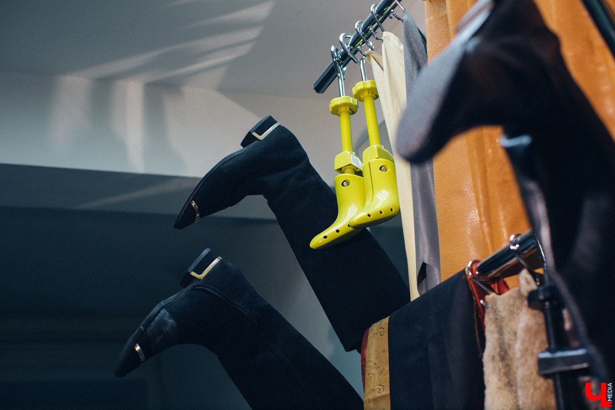 Андрей Петухов - мастер по пошиву и ремонту обуви, который в свои 31 год уже успел поработать на Рублевке. Будучи технологом, он изготавливал обувь для звезд, а теперь планирует открыть ремесленное училище во Владимире