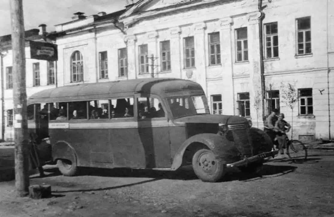 Автобус ЗИС-16 в центре Владимира. 1946 г.