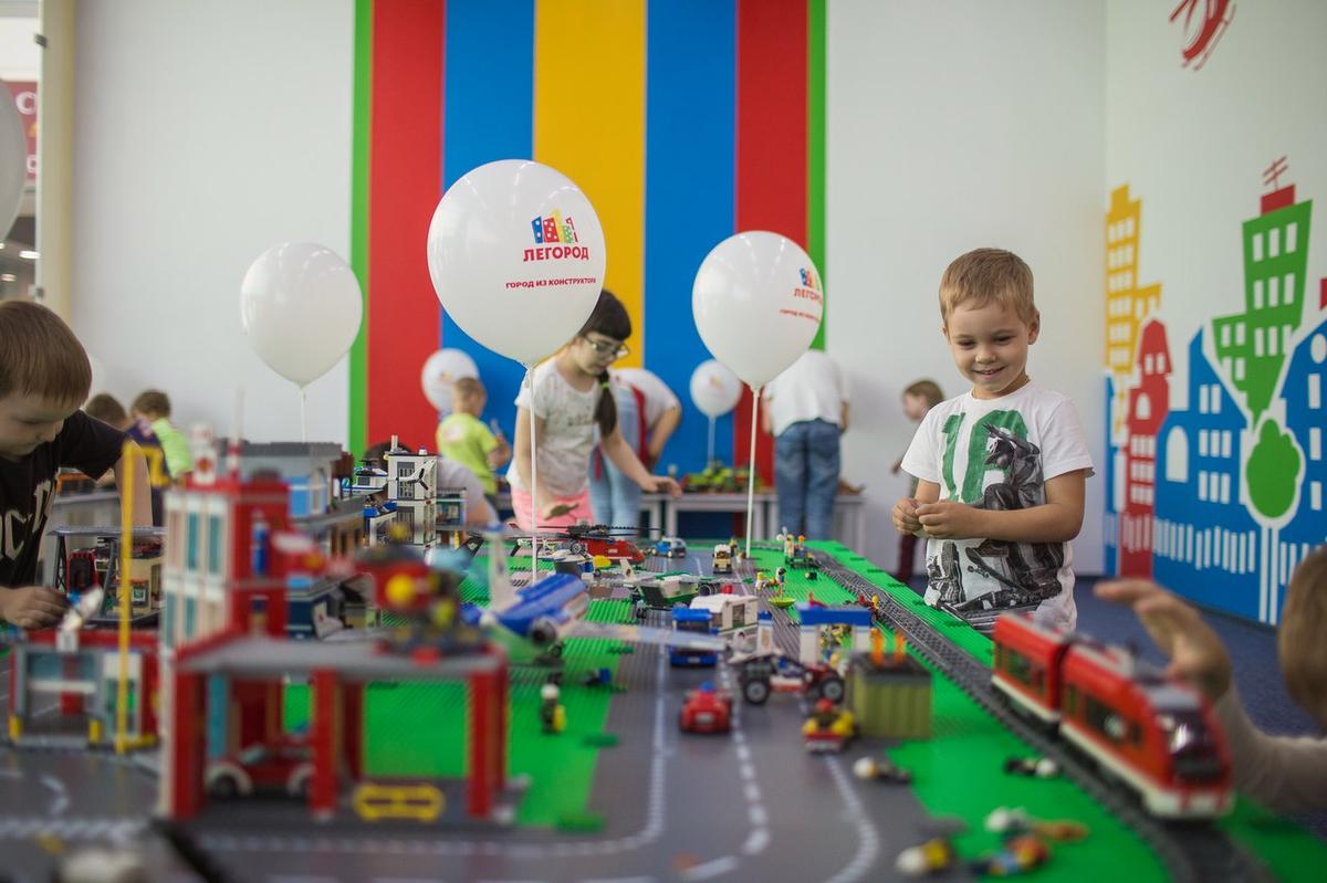 Детский развивающий лагерь в городе из «Лего»