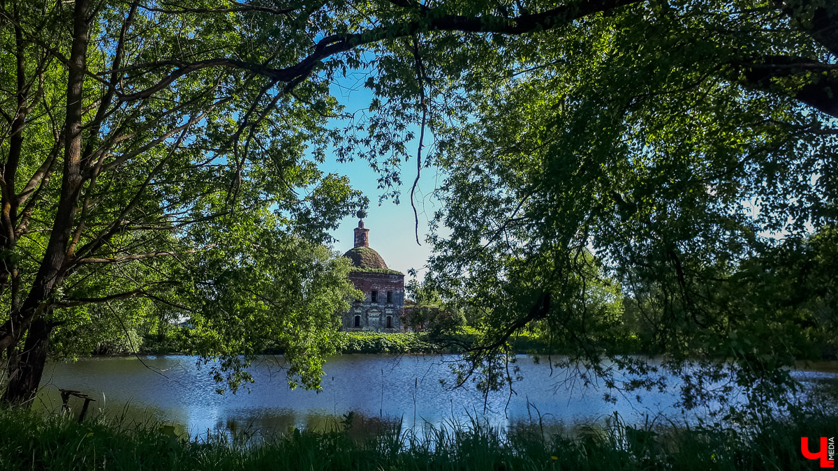Село Новокаменское существует минимум с 14 века. Здесь стоит очаровательный заброшенный храм в стиле барокко. Он был построен в 1814 году
