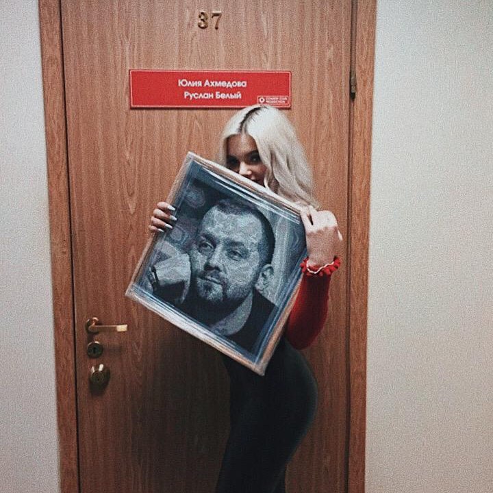 Софья Лобанова с портретом Руслана Белого