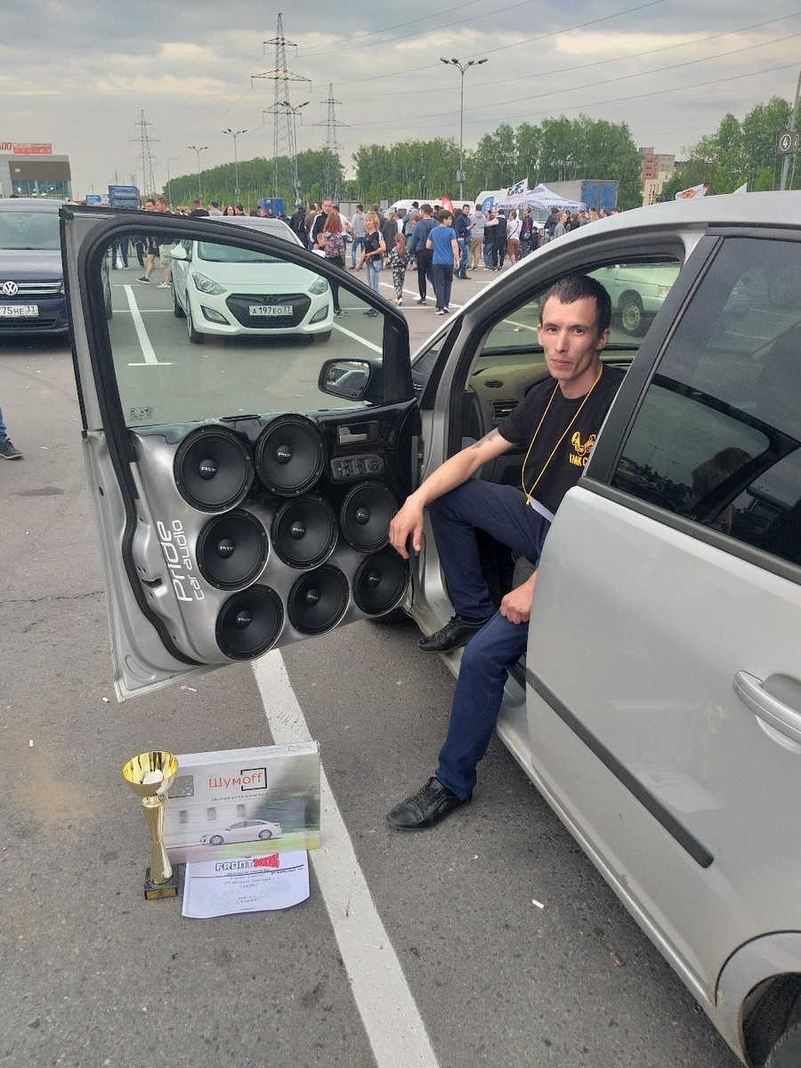 Во Владимире соревновались более 70 владельцев автомобилей с “прокачанными” аудиосистемами. Мы пообщались с одним из победителей чемпионата RASCA