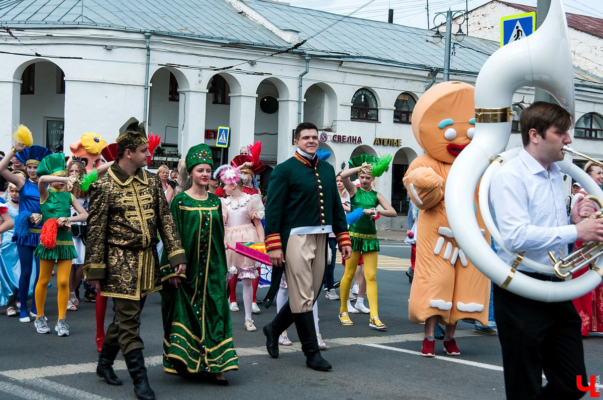 Фестиваль “День пряника” состоялся во Владимире 1 июня. Костюмированный парад прошел от Спасского холма до Соборной площади. Главным персонажем стал Пряник Павлик