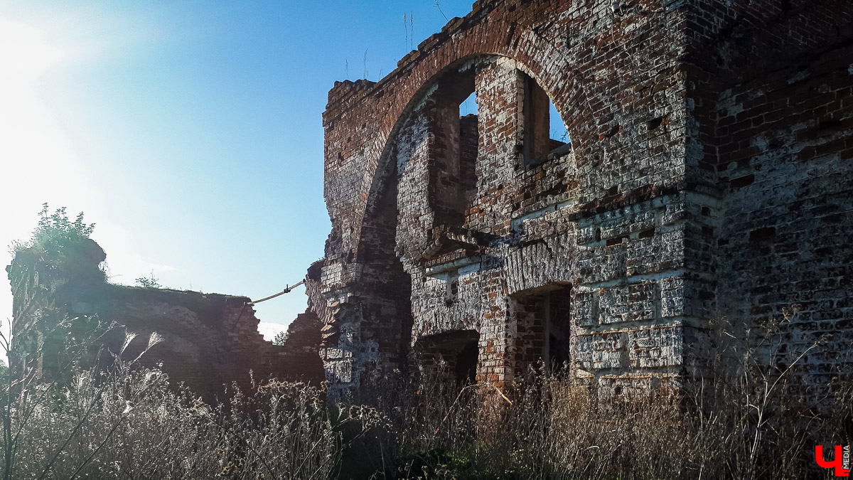 Мы побывали в старинном селе Яновец Суздальского района. Рассказываем об истории места и показываем заброшенную церковь Космы и Дамиана.