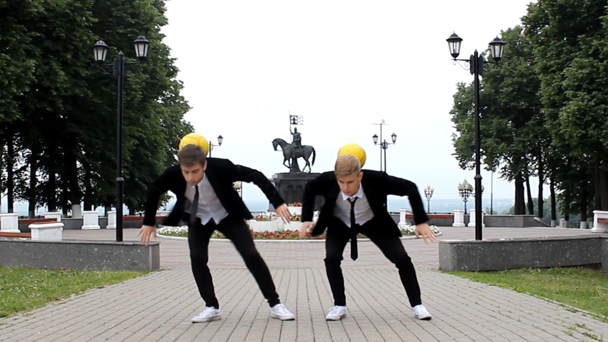 Владимирские футбольные фристайлеры Михаил Трофимов и Алексей Живолупов сняли новое видео. На этот раз они импровизировали под песню “Битлз”