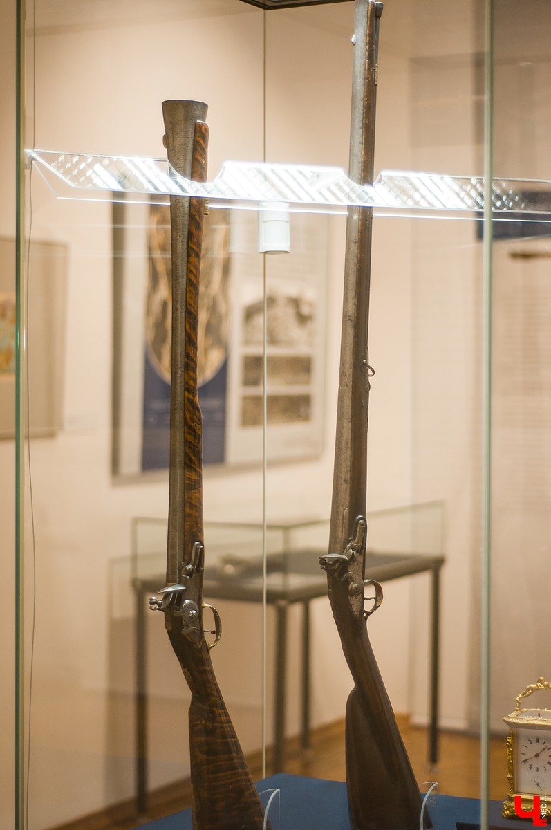 В “Палатах” открылась выставка оружия “Блеск стали”. Музей представил 40 экземпляров боевого, охотничьего и парадного оружия. Выставка работает до 4 августа