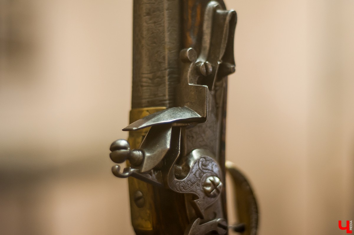 В “Палатах” открылась выставка оружия “Блеск стали”. Музей представил 40 экземпляров боевого, охотничьего и парадного оружия. Выставка работает до 4 августа