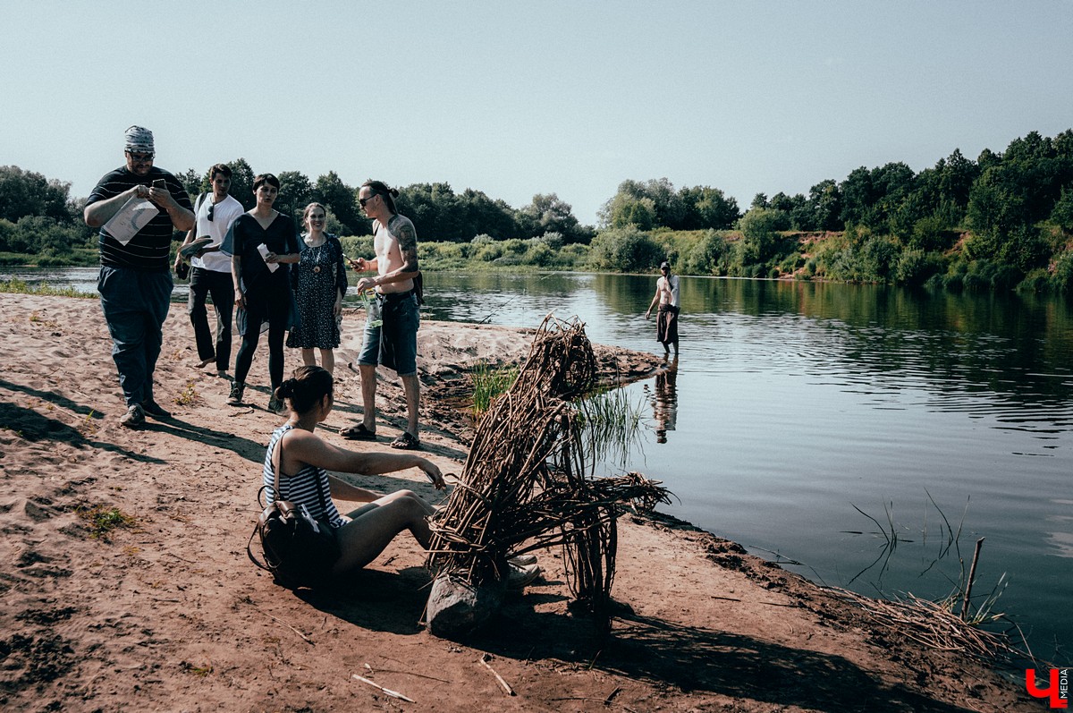 Под Владимиром прошел фестиваль ленд-арта “Чисто поле”. Участники жили там всю неделю и создали арт-объекты на берегу Клязьмы.