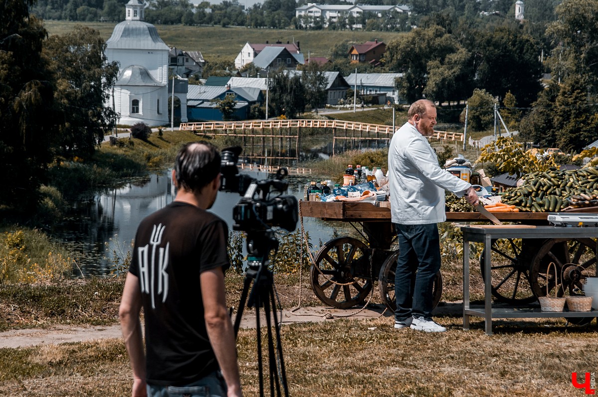 В Суздале прошли съемки реалити-шоу “Адская кухня”. Шеф Константин Ивлев попробовал суздальские огурцы. Участники использовали их для большинства своих блюд.