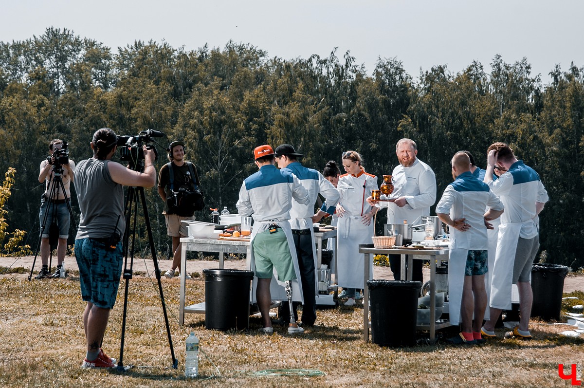 В Суздале прошли съемки реалити-шоу “Адская кухня”. Шеф Константин Ивлев попробовал суздальские огурцы. Участники использовали их для большинства своих блюд.