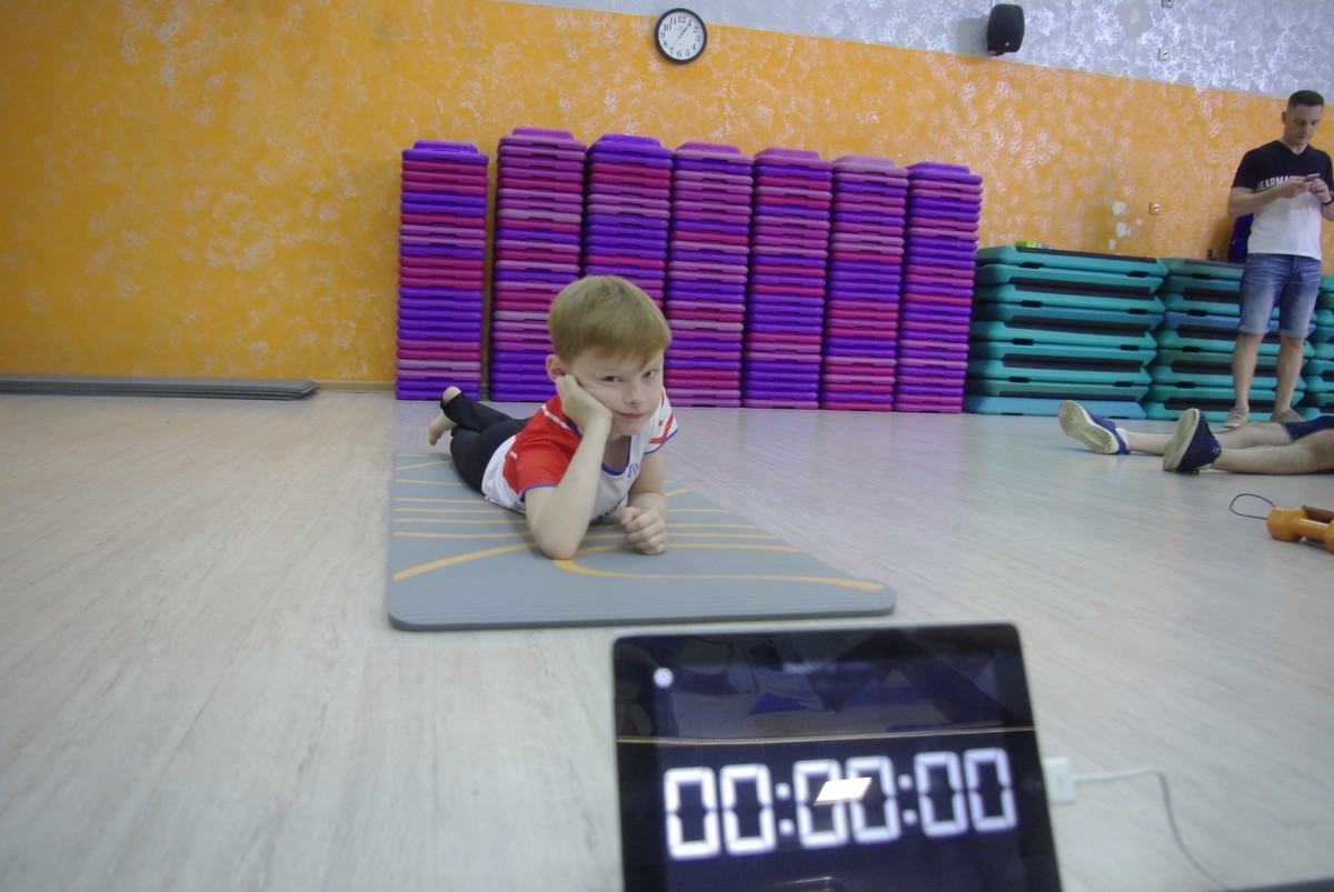 Виктор Байков простоял в планке 1 час 5 минут и 5 секунд, чем побил мировой рекорд по стойке в планке среди детей.