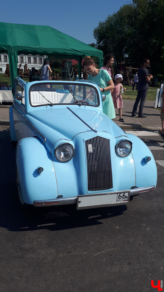 В субботу в Суздале состоялся “Suzdal Retro Show 2019”. В город прибыли ретро-автомобили из разных уголков страны