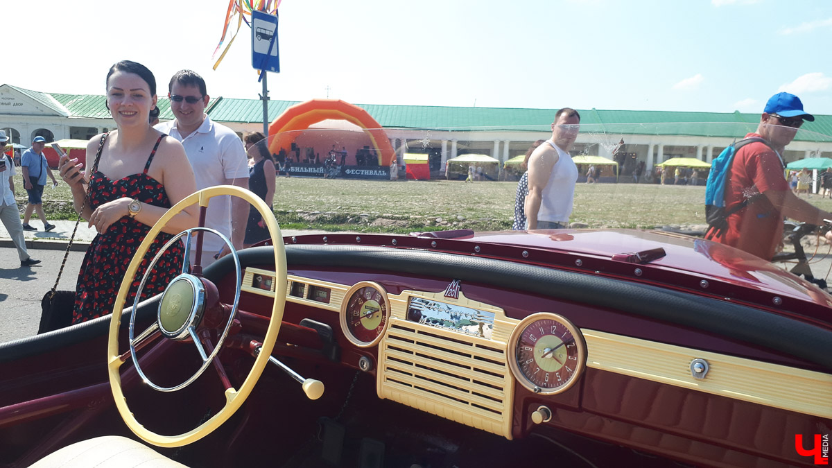 В субботу в Суздале состоялся “Suzdal Retro Show 2019”. В город прибыли ретро-автомобили из разных уголков страны