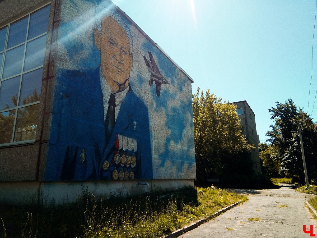 Во Владимире нарисовали новое граффити. На рисунке изобразили владимирского летчика-испытателя Ивана Жукова. Граффити находится на стене школы № 2