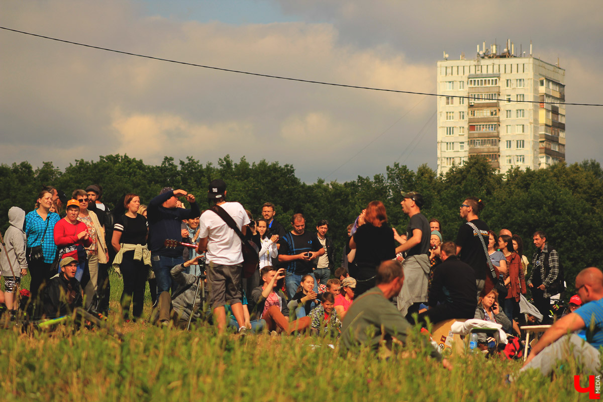 Владимирские музыканты дали концерт на лугу парка “Дружба” Эту территорию власти планируют отдать под застройку. Природа пострадает.