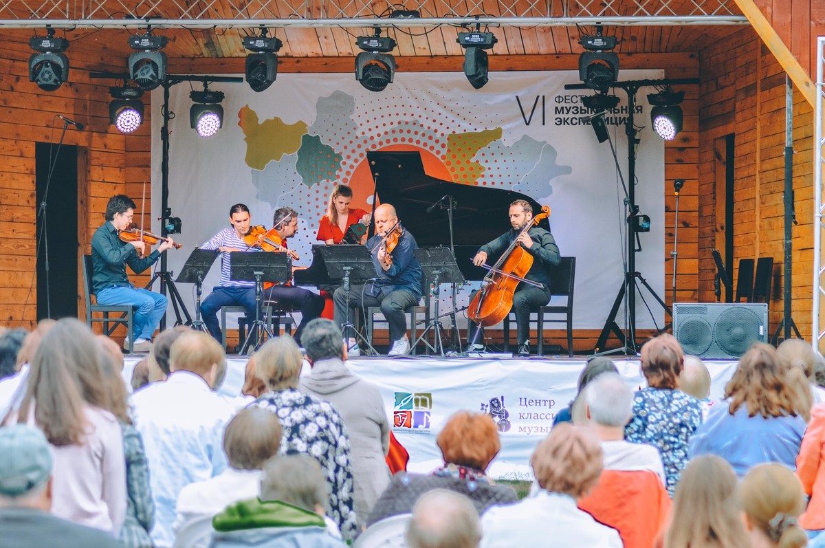16 июня на Георгиевской улице состоялся завершающий концерт “Музыкальной экспедиции”. Перед этим музыканты побывали на бывшей фабрике музыкальных инструментов.